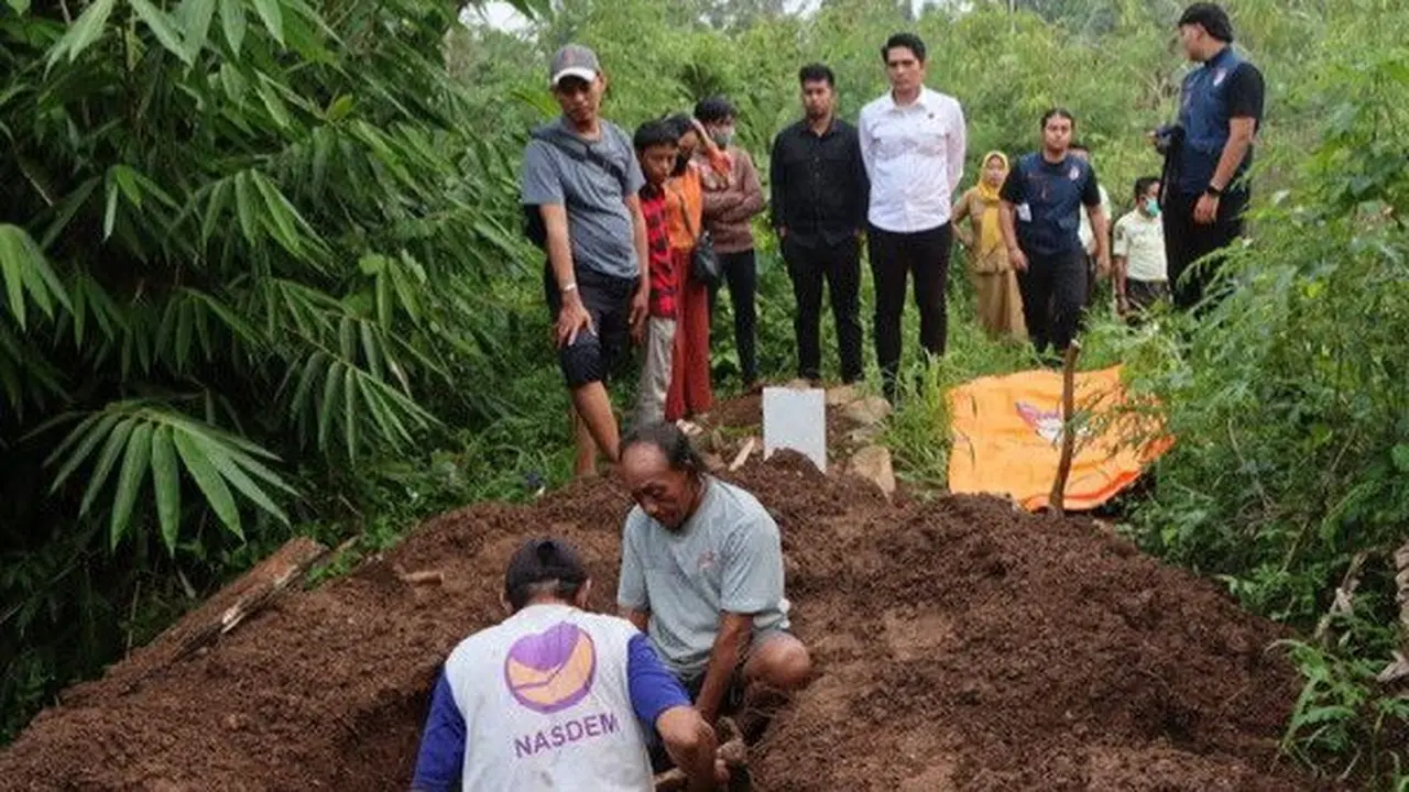 Proses pemindahan jasad Akbar dari pemakaman RSUD Batin Mangunang untuk dimakamkan secara layak di Cilincing, Jakarta Utra.