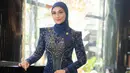 Putri Zulkifli Hasan tampil menawan kenakan kebaya full payet warna biru khas warna partainya. Kebaya tersebut dipadukan kain batik dan hijab warna senada. [@putri_zulhas].