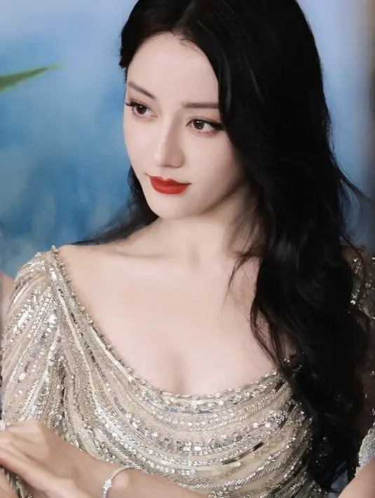 Pada kesempatan ini, ia tampak begitu menakjubkan dengan gaun emas yang sempurna. [Foto: Instagram/ Dilraba Dilmurat]