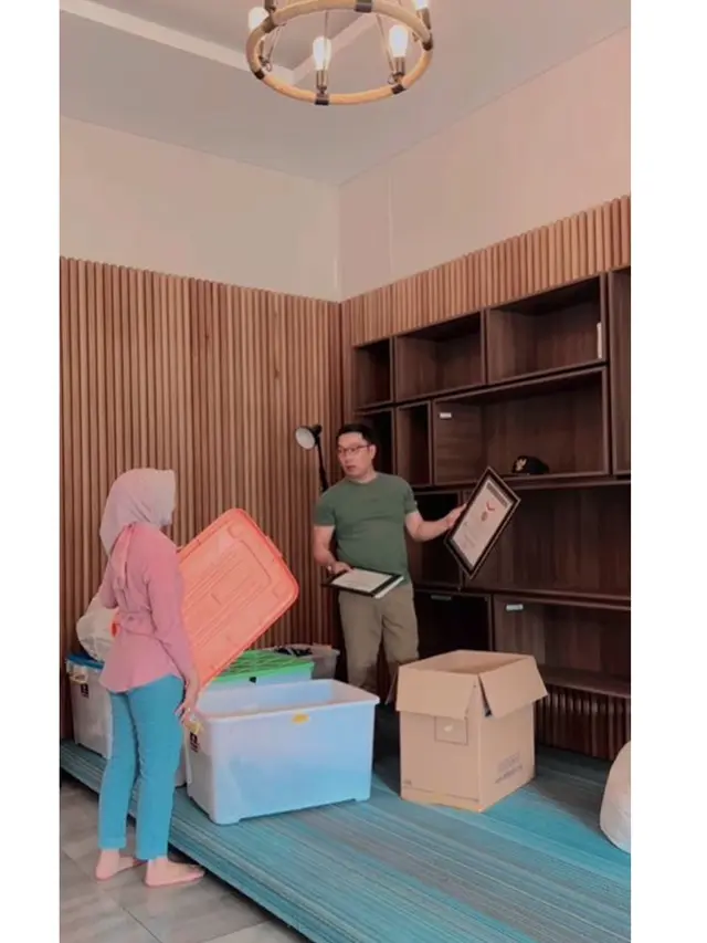 6 Potret Ridwan Kamil Kemasi Barang Pribadi di Rumah Dinas Gubernur, Penuh Haru