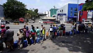 Warga Sri Lanka mengantre untuk membeli solar di sebuah pompa bensin di Kolombo, Sri Lanka, Kamis, 3 Maret 2022. Krisis keuangan negara memaksa anak-anak belajar menggunakan lampu minyak tanah, nelayan mengurangi penangkapan ikan dan industri membatasi produksi. (AP Photo/Eranga Jayawardena)