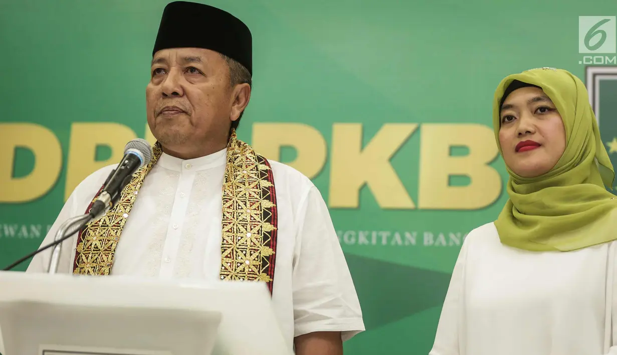 Pasangan Cagub-Cawagub Arinal Djunaidi (kiri) dan Chusnunia Chalim memberi sambutan di Gedung DPP PKB, Jakarta, Rabu (20/12). PKB mendukung Arinal-Chusnunia untuk maju sebagai cagub-cawagub dalam Pilkada Lampung 2018.  (Liputan6.com/Faizal Fanani)