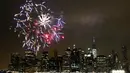 Warna-warni pesta kembang api menghiasi langit Manhattan, New York, saat perayaan hari kemerdekaan Amerika Serikat (AS) , Senin (4/7). AS merayakan hari ulang tahun kemerdekaan yang ke-240 dari Inggris. (KENA Betancur/AFP)