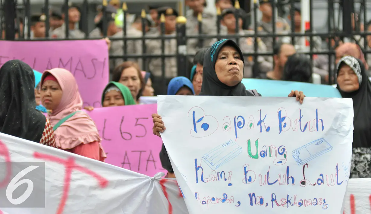 Ratusan nelayan gelar demo menolak reklamasi teluk Jakarta di depan kantor DPRD DKI Jakarta, Kamis (28/1/2016). Mereka menyampaikan kekhawatirannya terhadap reklamasi yang bisa menyulitkan mencari ikan. (Liputan6.com/Yoppy Renato)