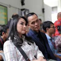 Kamis (22/2/2018) Tessa Kaunang dan Sandy Tumiwa kembali bertemu. Namun keduanya ketemu di Pengadilan Negeri Jakarta Selatan. Seperti diketahui, akhir bulan lalu, Sandy mengajukan gugatan hak asuh kedua anaknya. (Deki Prayoga/Bintang.com)