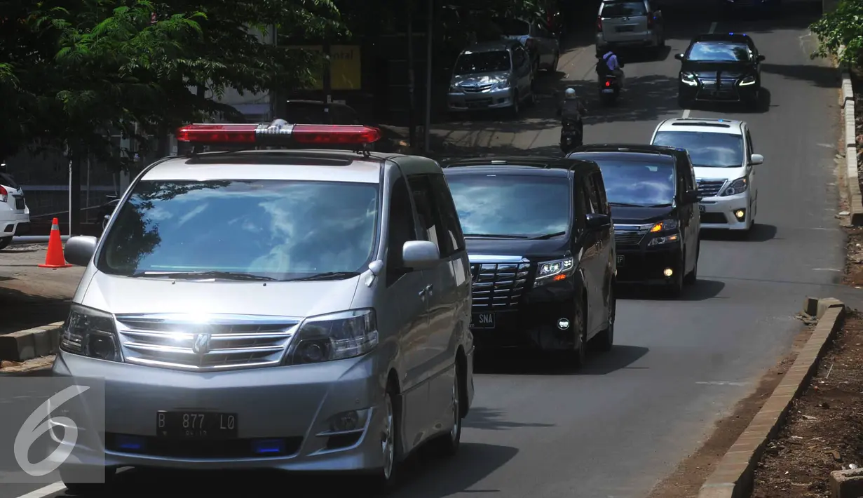 Iring-iringan kendaraan jenazah Ibunda pengusaha minyak Muhammad Riza Chalid, Hj Siti Hindun binti Ali Alkatiri melintas di Jalan Puri Mutiara menuju TPU Jeruk Purut, Jakarta, Senin (23/11). (Liputan6.com/Gempur M Surya) 