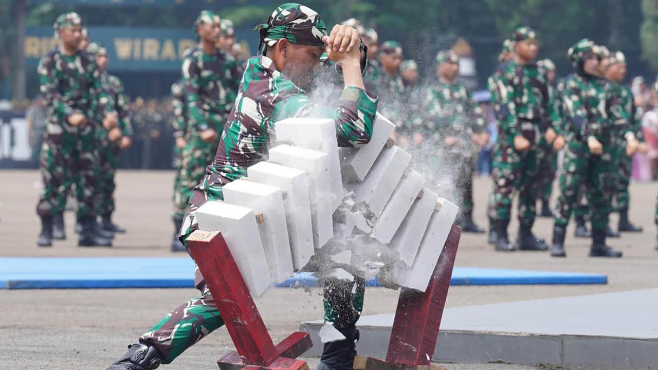 FOTO: Momen Akrab  Kasad Maruli Simanjuntak Kenakan Topi Berpuncak kepada Seorang Anak