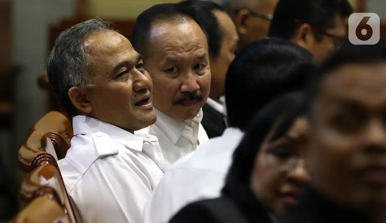 Kepala BNN Komjen Heru Winarko (kiri) saat mengikuti rapat kerja dengan Komisi III DPR di Gedung Nusantara II, Kompleks Parlemen, Jakarta, Kamis (21/11/2019). Rapat membahas rencana strategis BNN dan BNNP serta hasil pemeriksaan BPK semester I tahun 2019. (Liputan6.com/JohanTallo)