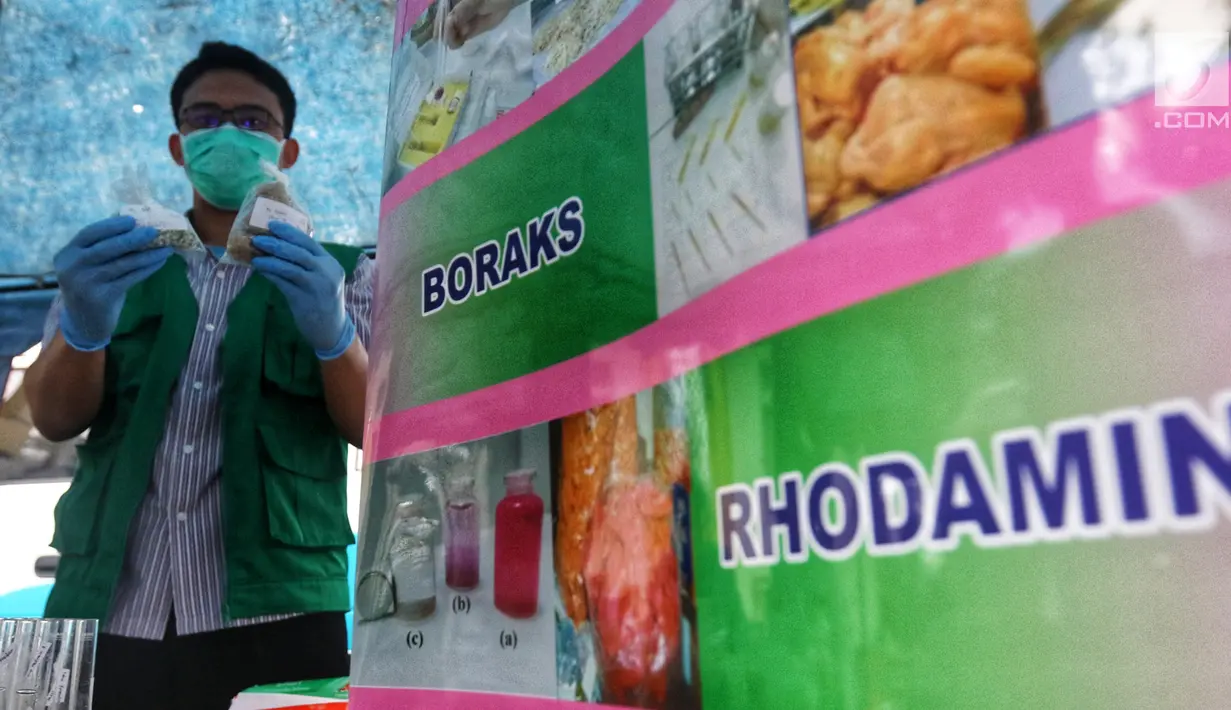 Petugas BPOM DKI Jakarta menunjukkan sampel makanan dari pedagang takjil di Pasar Takjil Bendungan Hilir, Jakarta, Rabu (8/5/2019). Pemeriksaan Takjil ini guna mencegah pedagang makanan yang masih nakal menggunakan zat berbahaya yang di campur dalam makananya. (Liputan6.com/Johan Tallo)