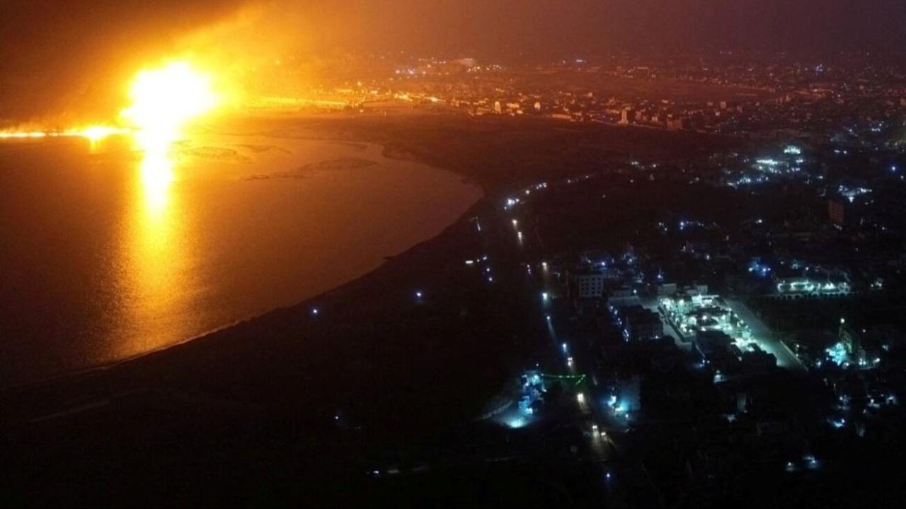 Almasirah TV awalnya mengatakan serangan di Hodeidah dilakukan oleh pasukan AS dan Inggris, tetapi kemudian menarik pernyataan tersebut. Foto: Houthi Media Centre/Handout via REUTERS<br>