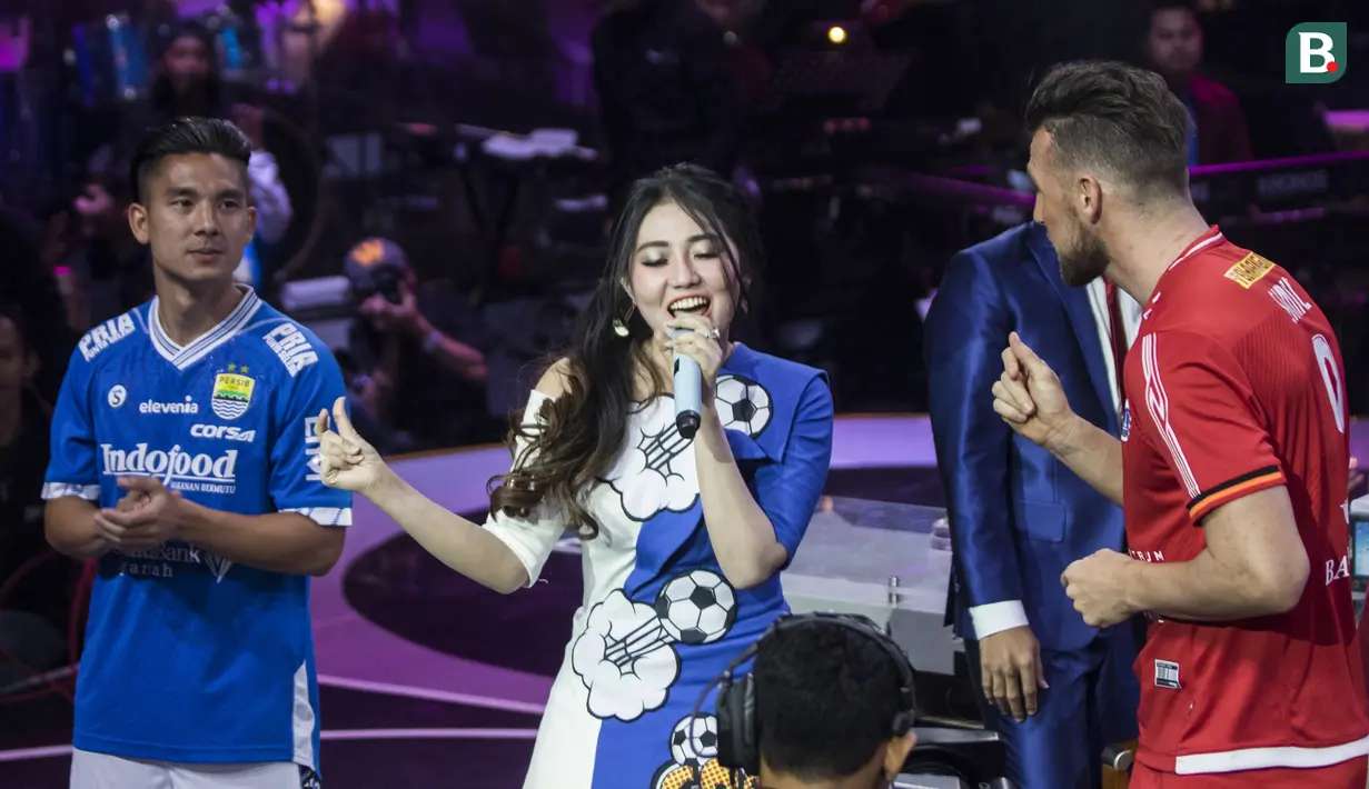Penyanyi, Via Vallen mengajak pemain Persija Jakarta, Marko Simic dan pemain Persib Bandung, Kim Kurniawan berjoget saat peluncuran Liga 1 2018 di Studio 5 Indosiar, Jakarta, Senin (19/3/2018). (Bola.com/Vitalis Yogi Trisna)