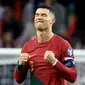 Pemain Portugal Cristiano Ronaldo melakukan selebrasi di penghujung pertandingan sepak bola Grup J Kualifikasi Euro 2024 antara Portugal dan Slovakia di Stadion Dragao, Porto, Portugal, Jumat (13/10/2023). Portugal menang 3-2 atas Slovakia. (AP Photo/Luis Vieira)