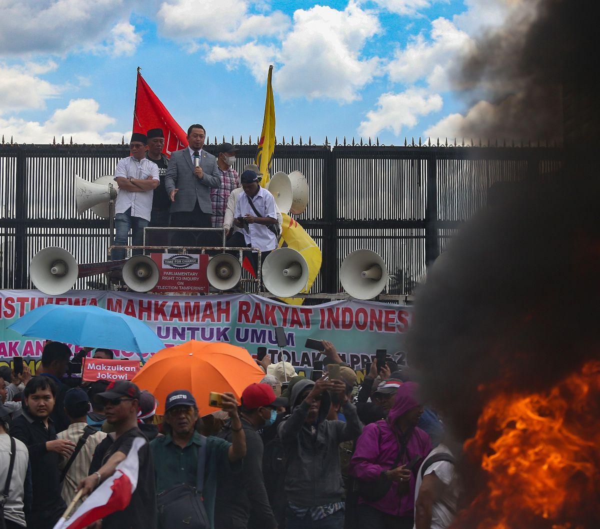 Massa yang tergabung dalam Koalisi Nasional Penyelamat Demokrasi membakar ban bekas saat berunjuk rasa di depan Gedung DPR/MPR, Jakarta, Selasa (5/3/2024). Dalam aksinya, mereka menolak Pemilu 2024 yang diduga penuh kecurangan dan rekayasa. Merdeka.com/