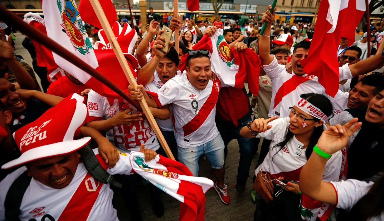 Sejumlah pendukung timnas sepak bola Peru berkumpul di alun-alun Miserere jelang pertandingan kualifikasi Piala Dunia 2018 melawan Argentina di Buenos Aires (4/10). (AFP Photo/Emiliano Lasalvia)