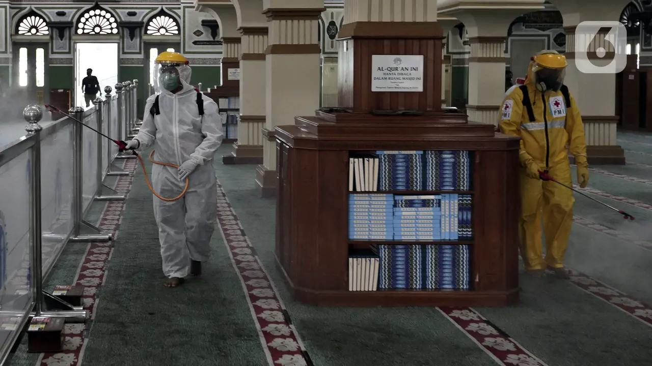 FOTO: Persiapan New Normal, Masjid Agung Al Azhar Disemprot Disinfektan