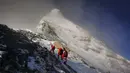 Anggota tim survei China menuju puncak Gunung Qomolangma (27/5/2020). Tim survei China beranggotakan delapan orang berangkat menuju puncak Gunung Qomolangma, puncak tertinggi di dunia, dari kamp gunung di ketinggian 8.300 meter pada (27/5) sekitar pukul 02.10 waktu setempat. (Xinhua/Tashi Tsering)