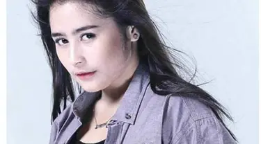 Selain berakting, Prilly Latuconsina juga hobi menulis. Tapi ketika ditanya tentang penyair favoritnya, ia kok malah gelagapan ya.