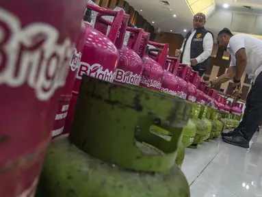 Petugas menata barang bukti terkait kasus pengoplosan atau penyuntikan tabung Liquified Petroleum Gas (LPG) bersubsidi di gedung Badan Reserse Kriminal (Bareskrim) Markas Besar Kepolisian Republik Indonesia (Mabes Polri), Jakarta, Senin (5/5/2025). (merdeka.com/Arie Basuki)