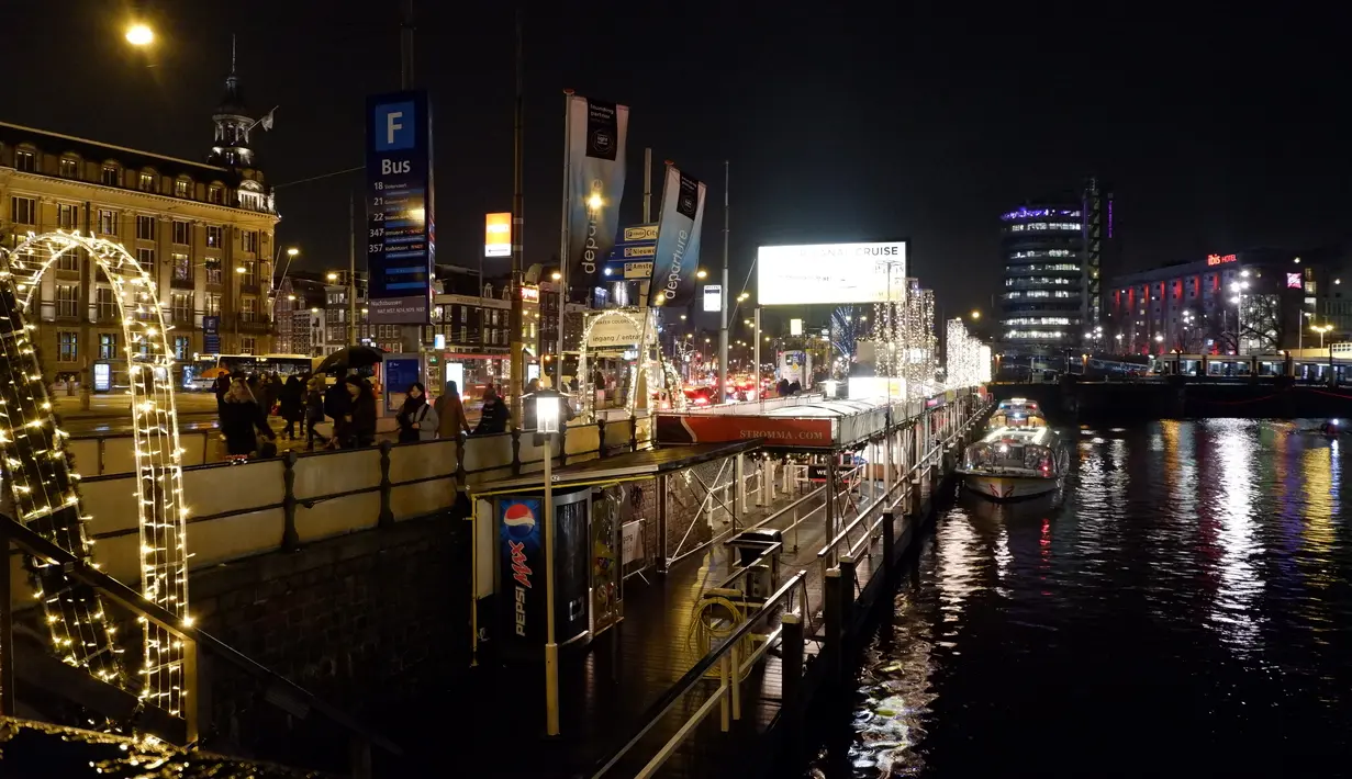 Para wisatawan dapat menikmati semarak lampu di sekitar kanal yang terkenal di kota Amsterdam ini. (Liputan6.com/Unoviana Kartika Setia)