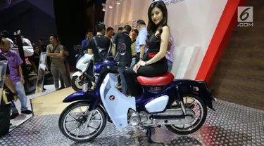 Model duduk di atas sepeda motor Honda Super Cub C125 di Gaikindo Indonesia International Auto Show (GIIAS) 2018 di ICE BSD, Tangsel, Jumat (3/8). (Liputan6.com/Fery Pradolo)