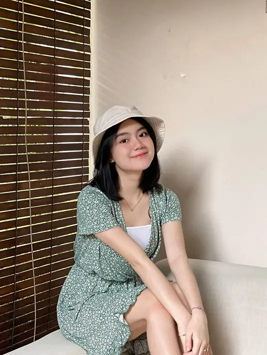 Sudah populer di kalangan gamers, Kayes beberapa kali menjalani berbagai pemotretan. Dalam pemotretannya ini ia pun terlihat tampil beda. Seperti saat mengenakan gaun putih bak seorang princess. (Liputan6.com/IG/@ewkharis)