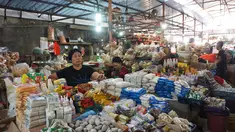 Aktivitas jual beli di Pasar Kebayoran, Jakarta, Selasa (1/10/2019). Badan Pusat Statistik (BPS) mencatat Indeks Harga Konsumen pada September 2019 mengalami deflasi sebesar 0,27 persen. Posisi ini lebih rendah dari deflasi Agustus 2019 sebesar 0,68%. (Liputan6.com/Angga Yuniar)
