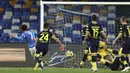 Gelandang Napoli, Eljif Elmas (kiri) mencetak gol pertama timnya ke gawang Parma dalam laga lanjutan Liga Italia 2020/21 pekan ke-20 di Diego Armando Maradona Stadium, Minggu (31/1/2021). Napoli menang 2-0 atas Parma. (LaPresse via AP/Alessandro Garofalo)