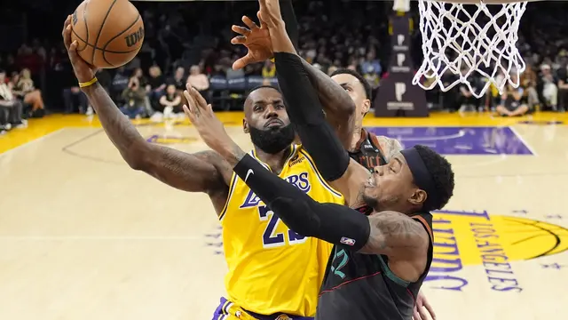 LeBron James beraksi saat Lakers melawan Wizards di lanjutan NBA