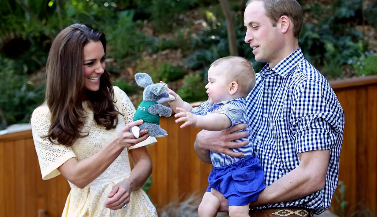 Minggu (20/4/2014), usai menghadiri misa Paskah, Pangeran William dan Kate Middleton serta George, berkunjung ke kebun binatang Taronga, Sydney, Australia. (REUTERS/Chris Jackson)
