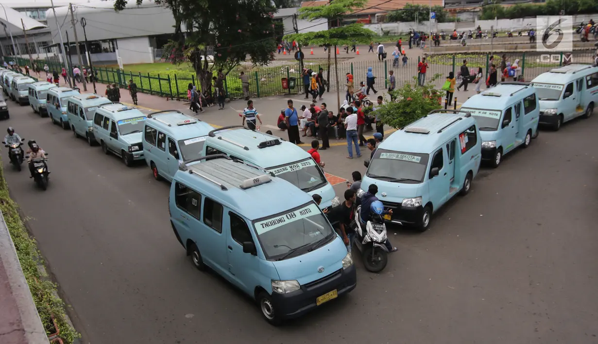 Sopir angkot M08 trayek Tanah Abang-Kota memarkirkan kendaraannya di sekitar kolong jalan layang Jalan Jatibaru, Jakarta, Kamis (22/2). Mereka menggelar aksi mogok beroperasi guna menolak sejumlah syarat dari program OK Otrip. (Liputan6.com/Arya Manggala)