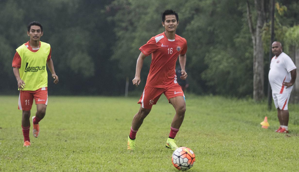 Bek Persija, Muhammad Roby, mengoper bola pada latihan perdana jelang babak 8 besar Piala Jenderal Sudirman di Lapangan Sawangan, Depok, Jawa Barat, Jumat (4/12/2015). (Bola.com/Vitalis Yogi Trisna)