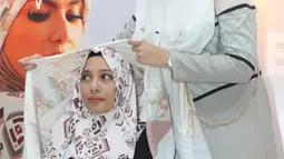 Artis dan designer Zaskia Sungkar melakukan tutorial hijab pada saat acara Deyn Festive Raya di kawasan sudirman, Jakarta, Sabtu (11/06/2016).  Deyn mengeluarkan koleksi spesial bertajuk "Festive Raya". (Liputan6.com/Herman Zakharia)