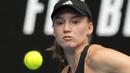 Elena yang merupakan petenis kelahiran Rusia itu tampil tajam sejak awal yang membuat Ostapenko tampak tidak mampu mengatasi kecepatan dan kekuatan Rybakina pada babak pembuka. (AP Photo/Aaron Favila)