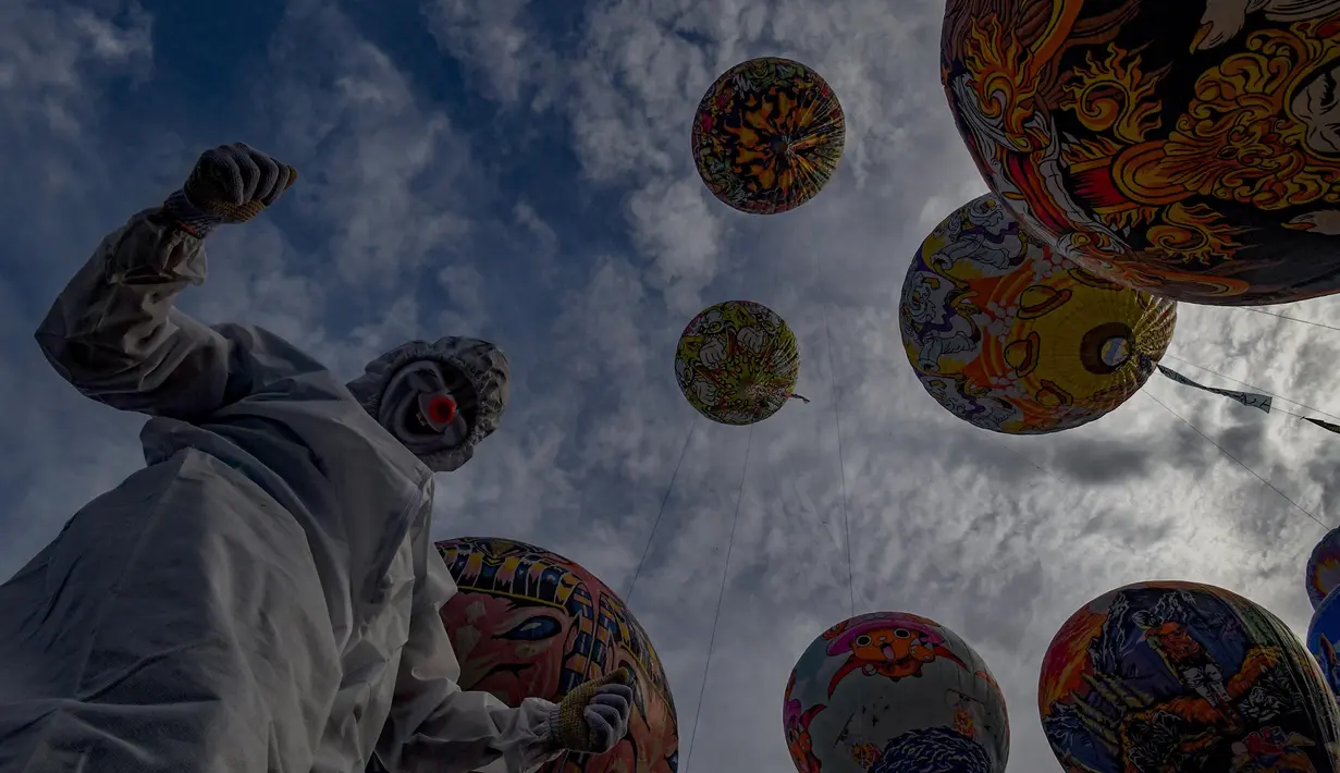 Festival yang menampilkan keindahan balon udara berwarna-warni ini merupakan bagian dari tradisi masyarakat Wonosobo yang telah berlangsung sejak puluhan tahun silam. (merdeka.com/Arie Basuki)