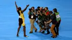 Sejumlah awak media saat mengabadikan selebrasi pelari asal Jamaica, Usain Bolt usai memenangkan medali emas kategori sprint 100 meter di Olimpiade 2016 di Rio de Janeiro, Brasil, (15/8). (REUTERS/Dominic Ebenbichler)