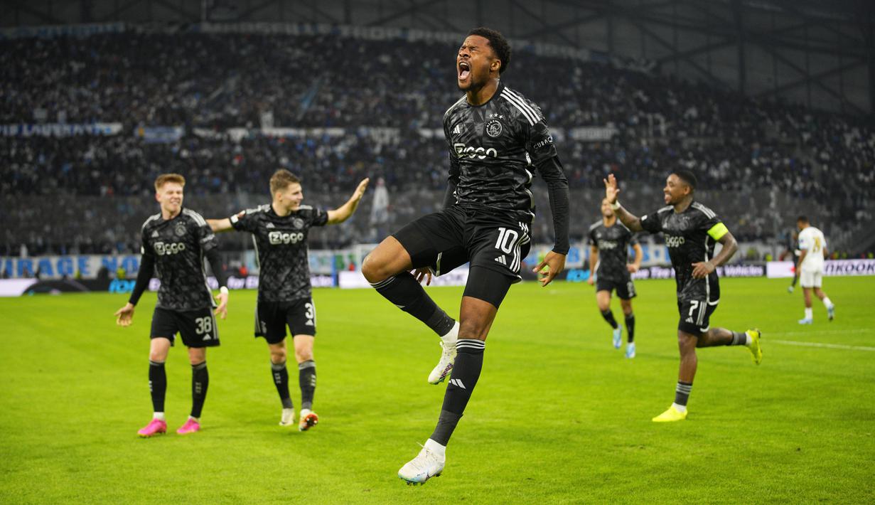 Sedangkan Ajax sudah berjuang mati-matian dengan mencetak gol melalui dua gol Brian Brobbey (10’, 30’) dan Chuba Akpom (79’). (AP Photo/Daniel Cole)