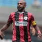 Pemain Persipura Jayapura, Boaz Solossa saat melawan PS TNI pada lanjutan Liga 1 2017 di Stadion Patriot, Bekasi (4/11/2017). PS TNI menang 2-1. (Bola.com/Nick Hanoatubun)