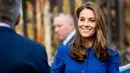 Kate Middleton tiba untuk mengunjungi Centrepoint, badan amal yang membantu tunawisma, di Barnsley, Inggris, Rabu (14/11). Ditemani Pangeran William, Kate tampil sederhana dengan rambutnya yang dibiarkan terurai. (Charlotte Graham/Pool via AP)