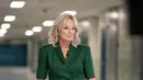 Mengenakan dress dengan struktur tegas serta warna hijau mendominasi, gaya Jill biden bisa dijadikan inspirasi outfit untuk gaya formal.  [Foto: Instagram/ Jill Biden]
