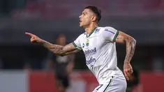 Pemain Persib Bandung, Ciro Henrique melakukan selebrasi setelah mencetak gol kemenangan timnya pada laga lanjutan BRI Liga 1 2023/2024 antara Bhayangkara FC melawan Persib Bandung di Stadion Patriot Candrabhaga, Bekasi, Sabtu (23/09/2023). (Bola.com/Bagaskara Lazuardi)