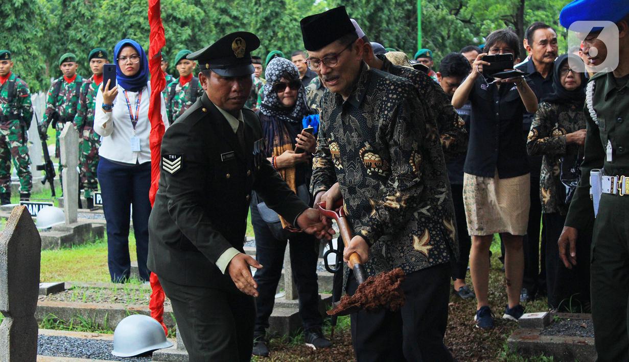 Letnan Jenderal TNI (Purn) Soeyono saat prosesi pemakaman Mantan Menteri Urusan Peranan Wanita, Siti Aminah Sugandhi atau lebih dikenal Mien Sugandhi di Taman Makam Pahlawan Nasional Kalibata, Jakarta, Senin (6/1/2020). Mien Sugandhi wafat di usia 85 tahun. (merdeka.com/magang/ Muhammad Fayyadh)