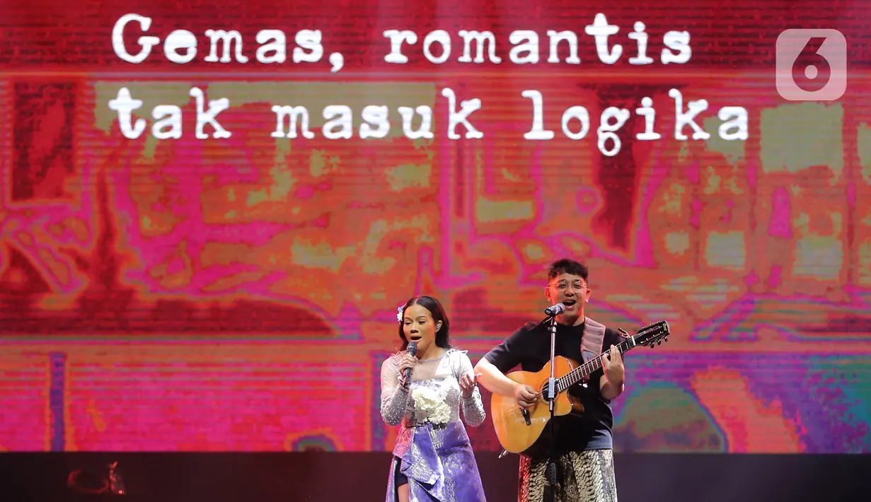 Haru biru penonton pecah kala Yura mebawakan lagu Sudut Memori bersama sang suami Donne Maula. Lautan cahaya lampu kamera dari gawai ribuan penonton menambah suasana romantis di dalam venue panggung Gegap Gempita di Hall D2 JIEXPO Kemayoran. (Fimela.com/Bambang E Ros)