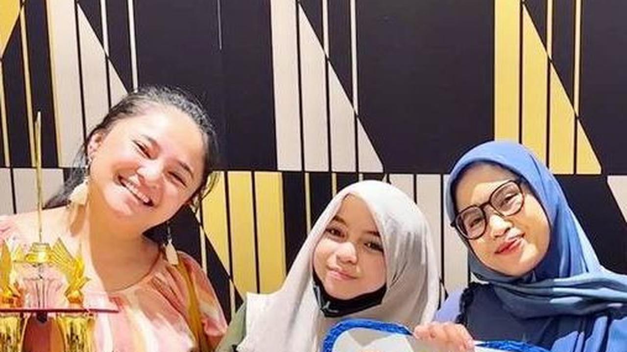 Kini Tampil Berhijab, Wajah Cantik Sienna Disebut-sebut Mirip Marshanda