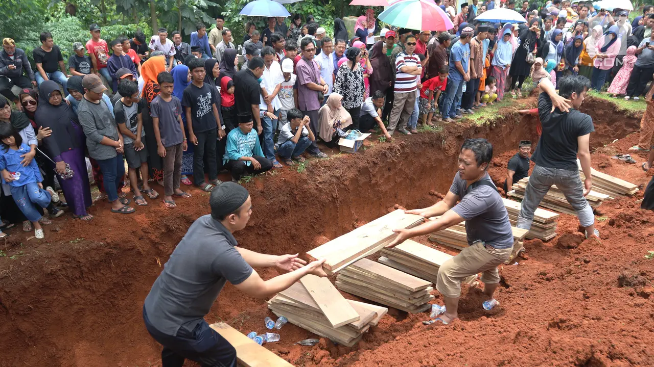 Suasana Pemakaman Massal Korban Kecelakaan Tanjakan Emen