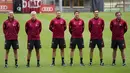 Pelatih baru Bayern Munchen, Julian Nagelsmann (ketiga kiri) berpose dengan asistennya sebelum sesi latihan pertama timnya di tempat latihan di Munich, Jerman selatan (7/7/2021). Pelatih 33 tahun ini datang dari RB Leipzig untuk menggantikan posisi dari Hansi Flick. (AP Photo/Matthias Schrader)