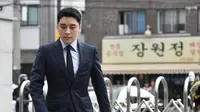 Mantan anggota boyband BIGBANG, Seungri yang memiliki nama asli Lee Seung Hyun tiba untuk menjalani interogasi di Kantor Polisi Metropolitan Seoul, Rabu (28/8/2019). Polisi memanggil Seungri untuk memberikan keterangan atas tuduhan kasus perjudian di luar negeri. (Jung Yeon-je / AFP)