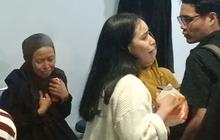 Isak Tangis Istri Korban Jatuhnya Pesawat di BSD Saat Tiba di RS Polri