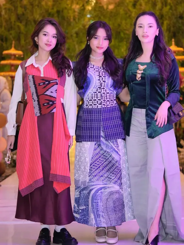 Publik Figure Kenakan Wastra Nusantara saat Hadir Ulang Tahun Mewah Ria Ricis dan Moana. [@fuji_an]