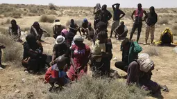 Pasukan keamanan Tunisia dilaporkan mengusir ratusan migran melintasi perbatasan ke Libya, di mana mereka terdampar dalam suhu musim panas yang terik tanpa air dan makanan sejak Juni. (AP Photo/Yousef Murad)