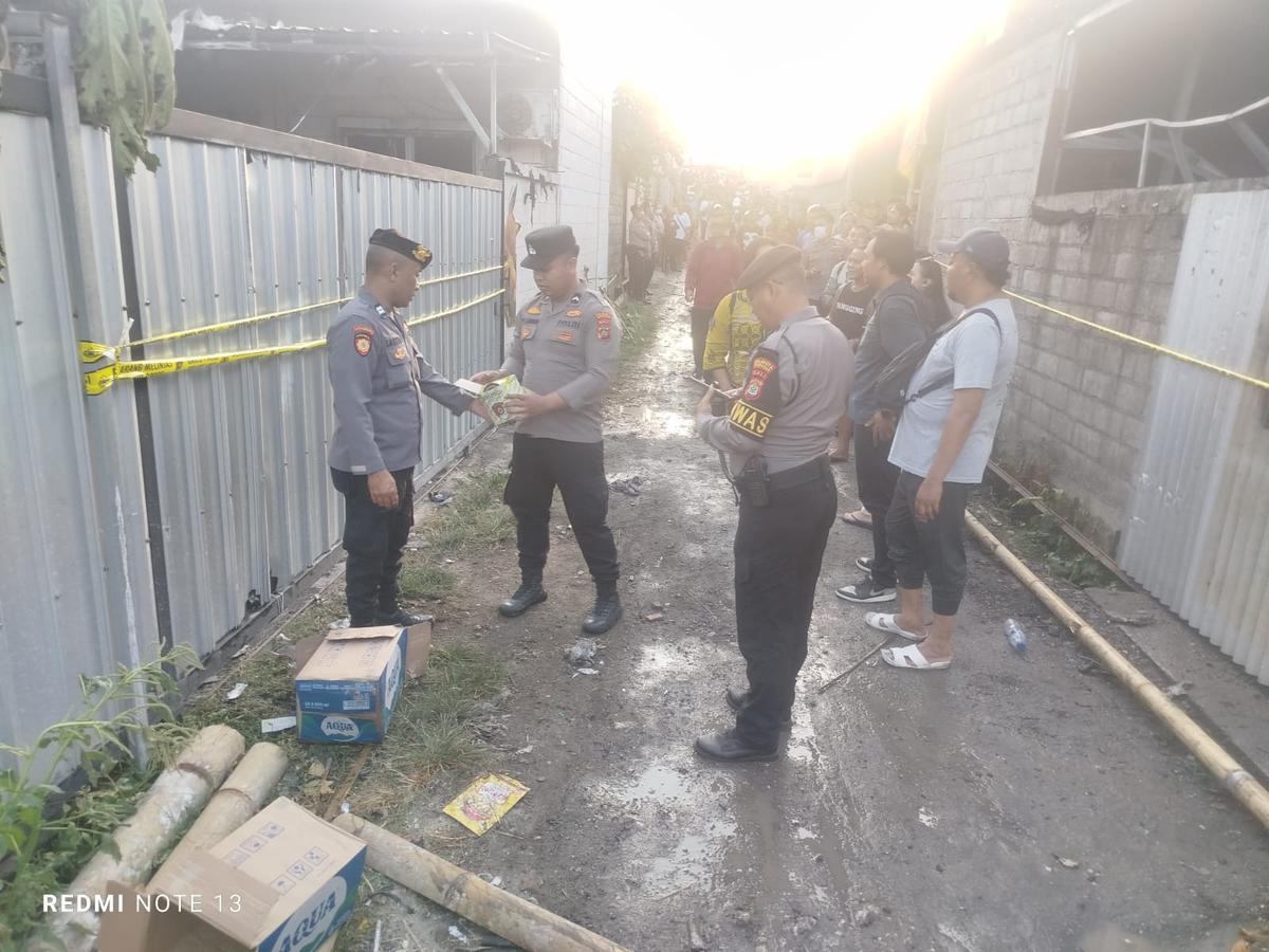 Kepolisian olah tkp gudang kembang api meledak. (Dokumentasi Polresta Denpasar).